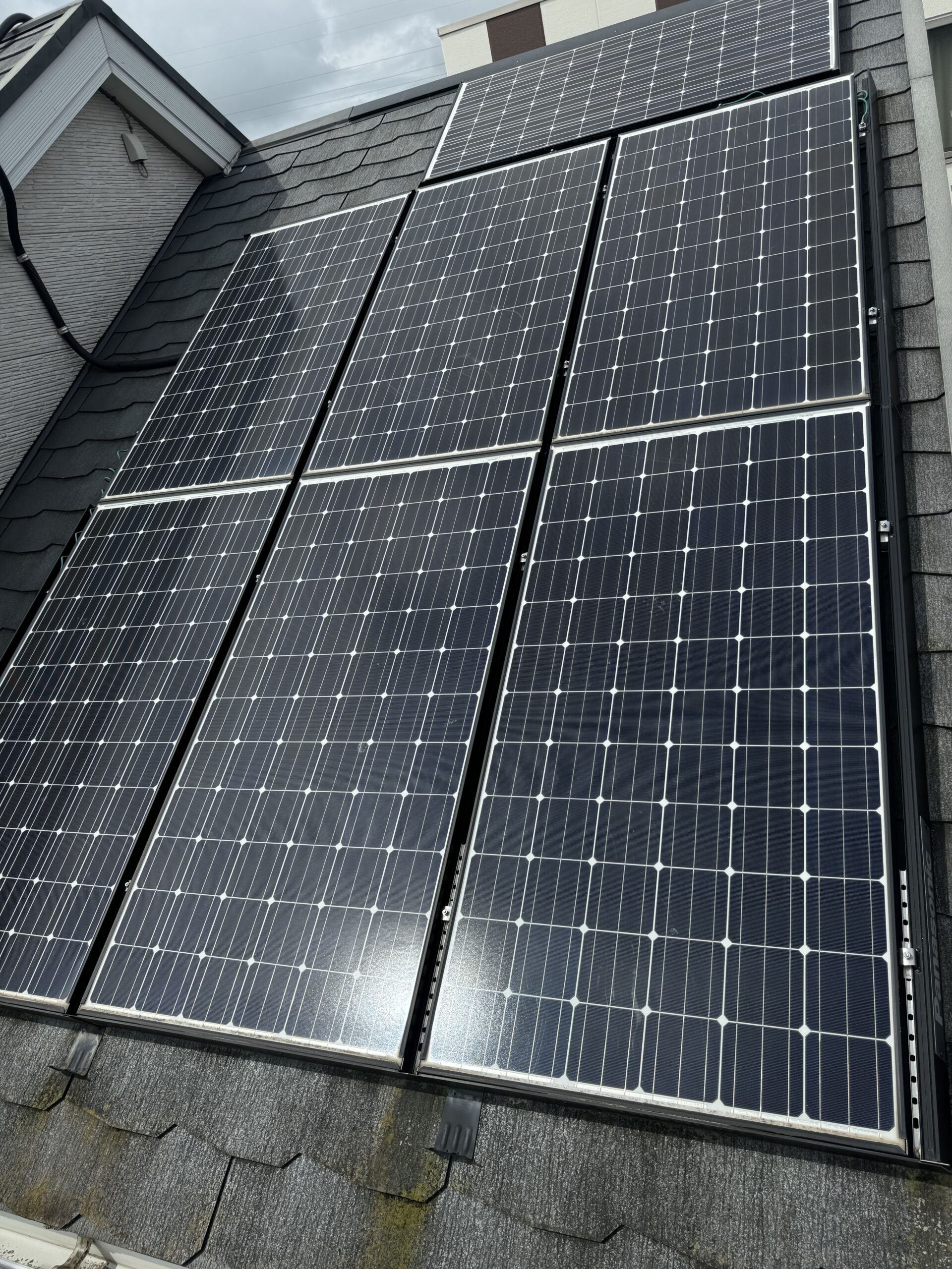 ビフォー（工事前の屋根・太陽光パネル）