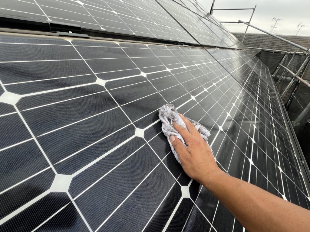 群馬県前橋市 取り外した太陽光パネルの清掃作業中