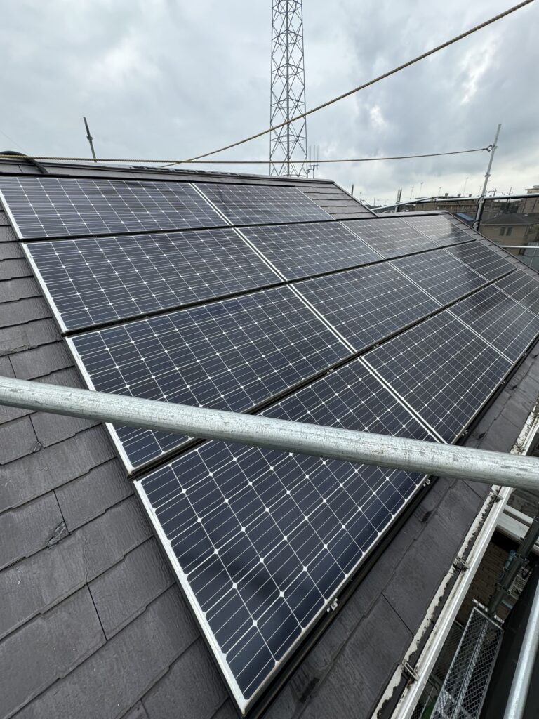 茨城県つくば市 太陽光パネル14枚が設置された屋根（鳥害対策前）