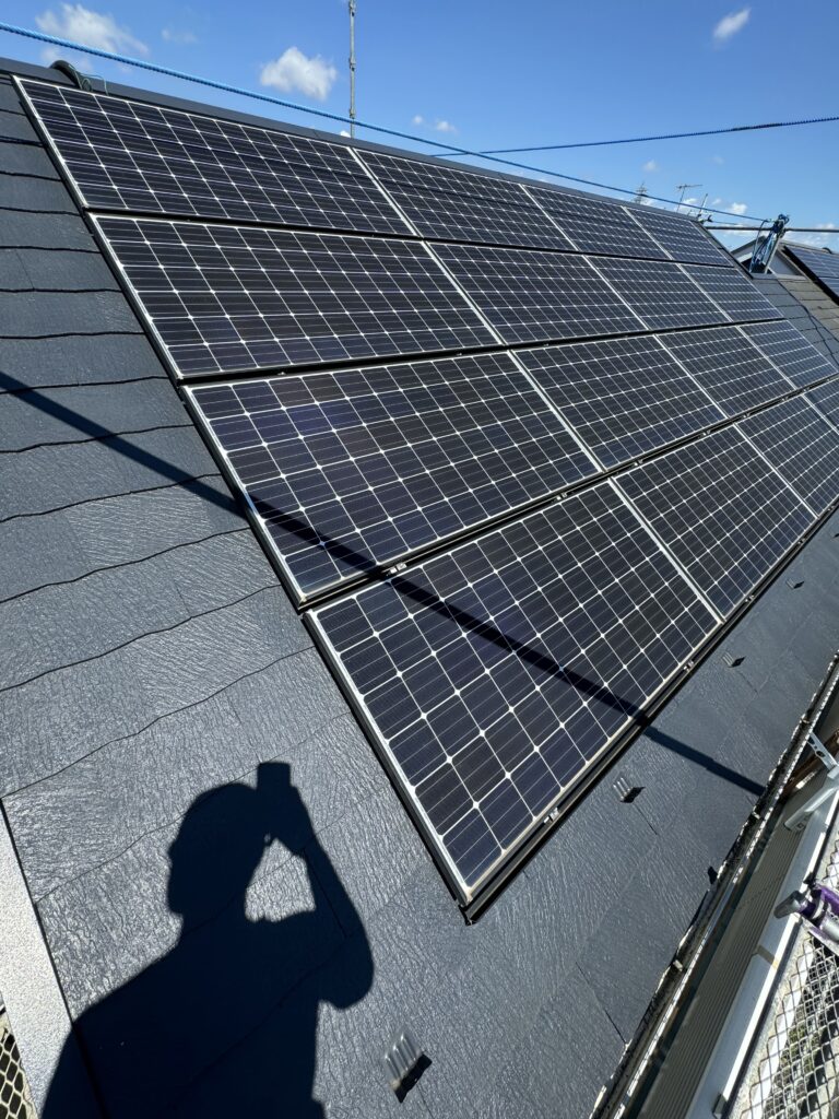 栃木県小山市 太陽光パネル16枚が設置された屋根（脱着前）