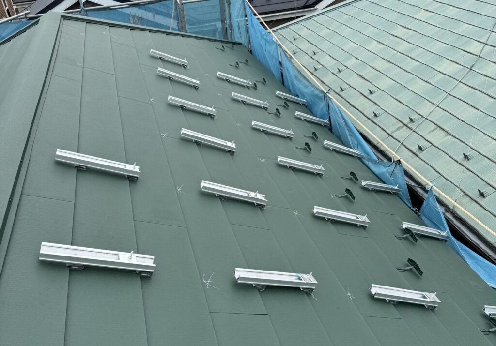 神奈川県大和市 太陽光パネル用の新規固定金具の取り付け完了