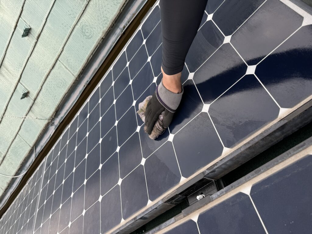 神奈川県大和市 取り外した太陽光パネルの高圧洗浄・拭き上げ作業