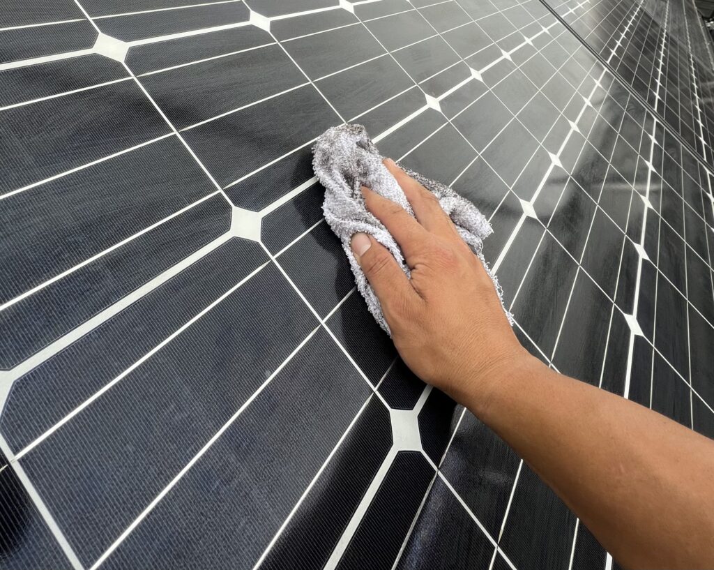 取り外した太陽光パネルの清掃作業