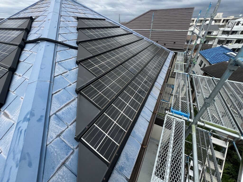 茨城県古河市の太陽光パネル脱着工事 施工前の屋根とパネル29枚
