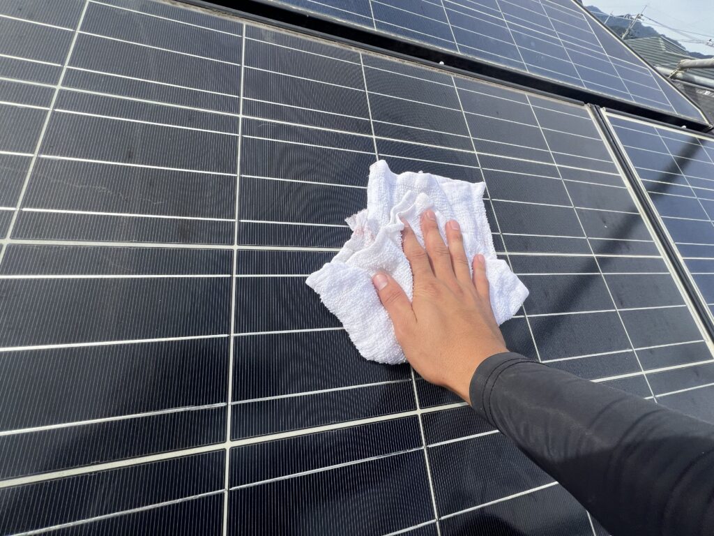 取り外した太陽光パネルの清掃作業（千葉県印西市）
