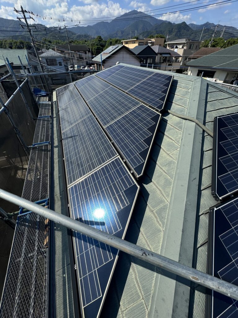 千葉県印西市の太陽光パネル脱着工事 施工前の金属屋根とパネル