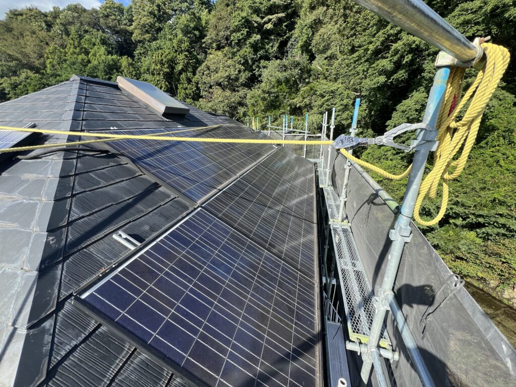 神奈川県秦野市の太陽光パネル脱着工事 施工前の屋根とパネル