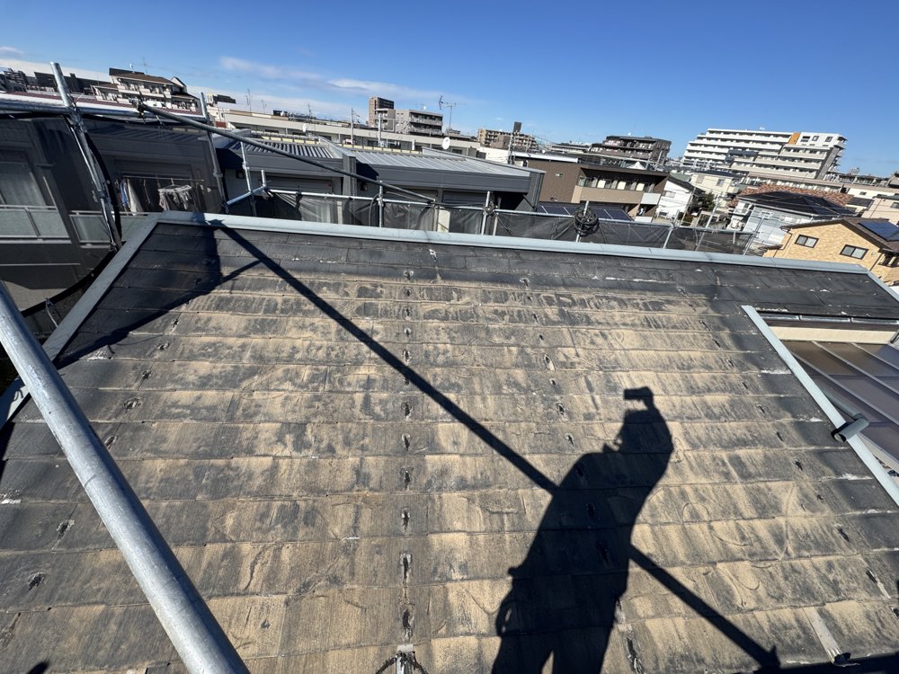太陽光パネルと架台を撤去した後の既存スレート屋根|屋根カバー工法の下地(さいたま市)