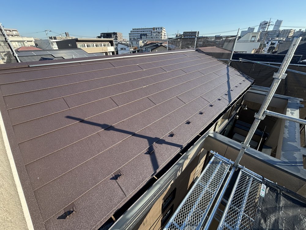 屋根カバー工法で葺き上がった新しい横葺屋根|パネル再設置前(さいたま市)