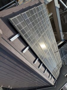 掴み金具で新しい横葺屋根に再設置した太陽光パネル43枚｜さいたま市・施工完了