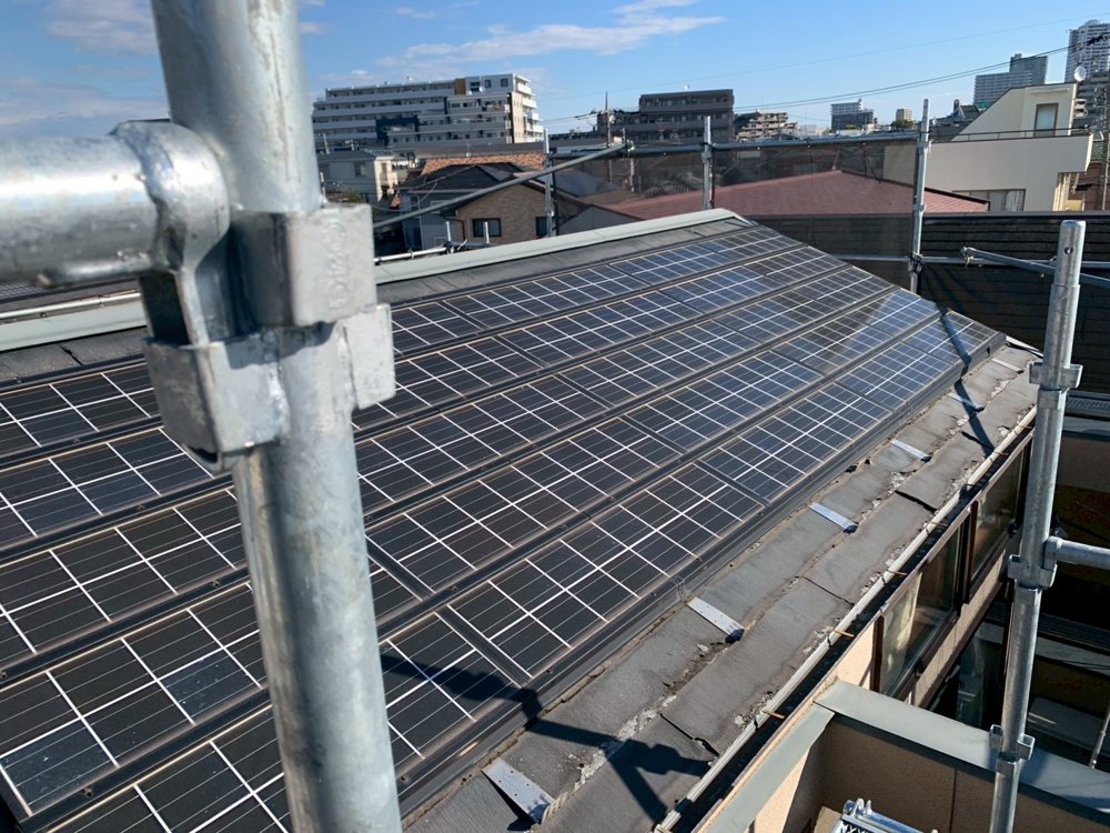 カバー工法前、既存スレート屋根に設置された太陽光パネル(埼玉県さいたま市・脱着前)