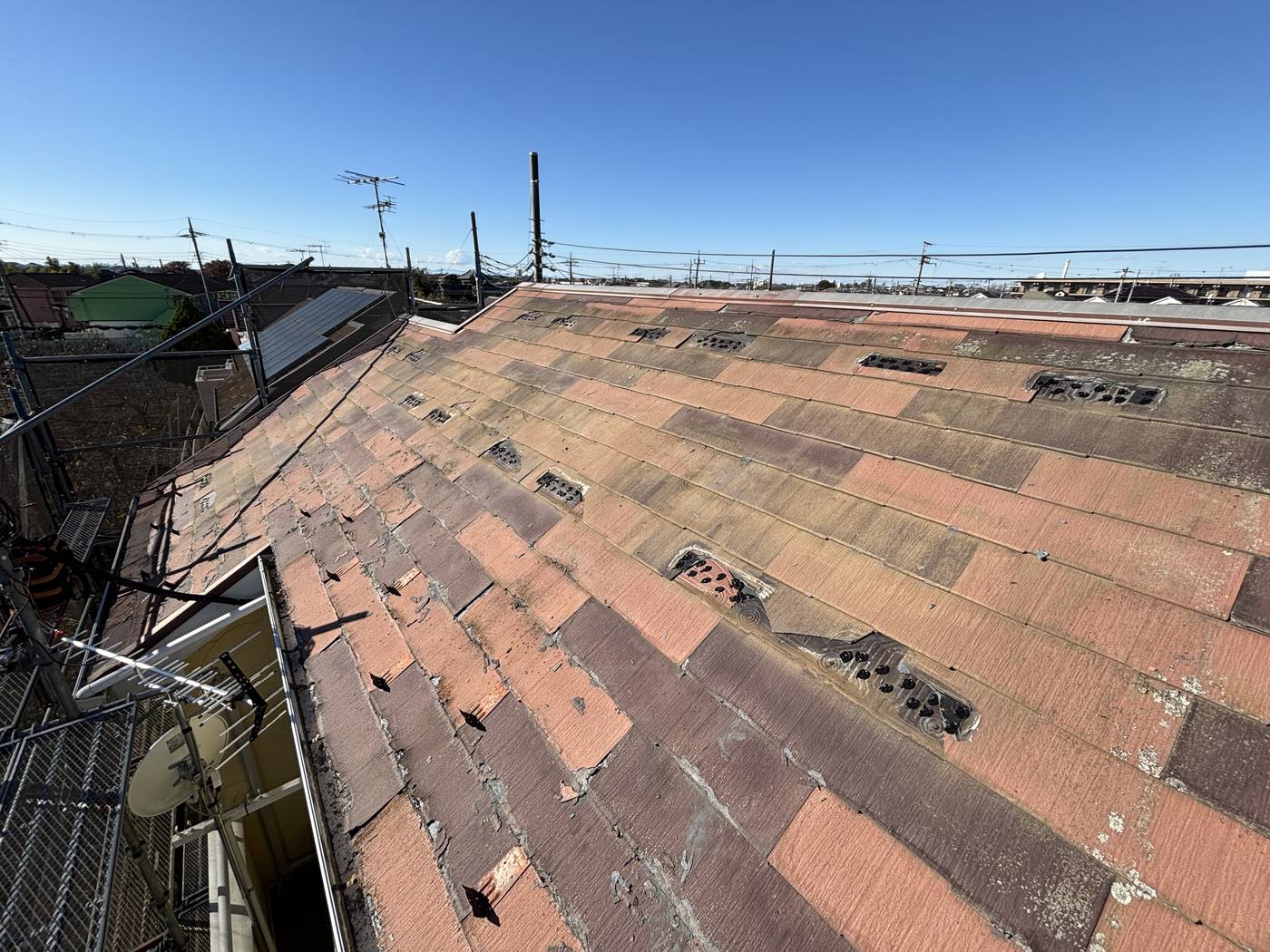 太陽光パネル9枚と架台を撤去した後のスレート屋根