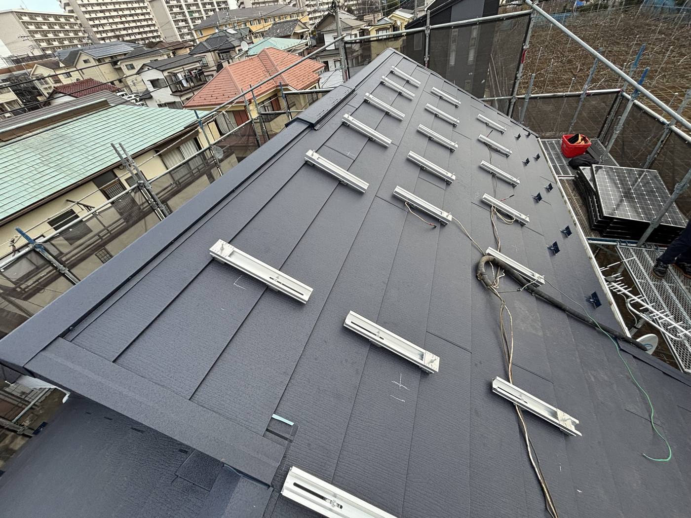 スーパーガルテクトの屋根に取り付けたD-SWAT II 横葺ロング掴み金具