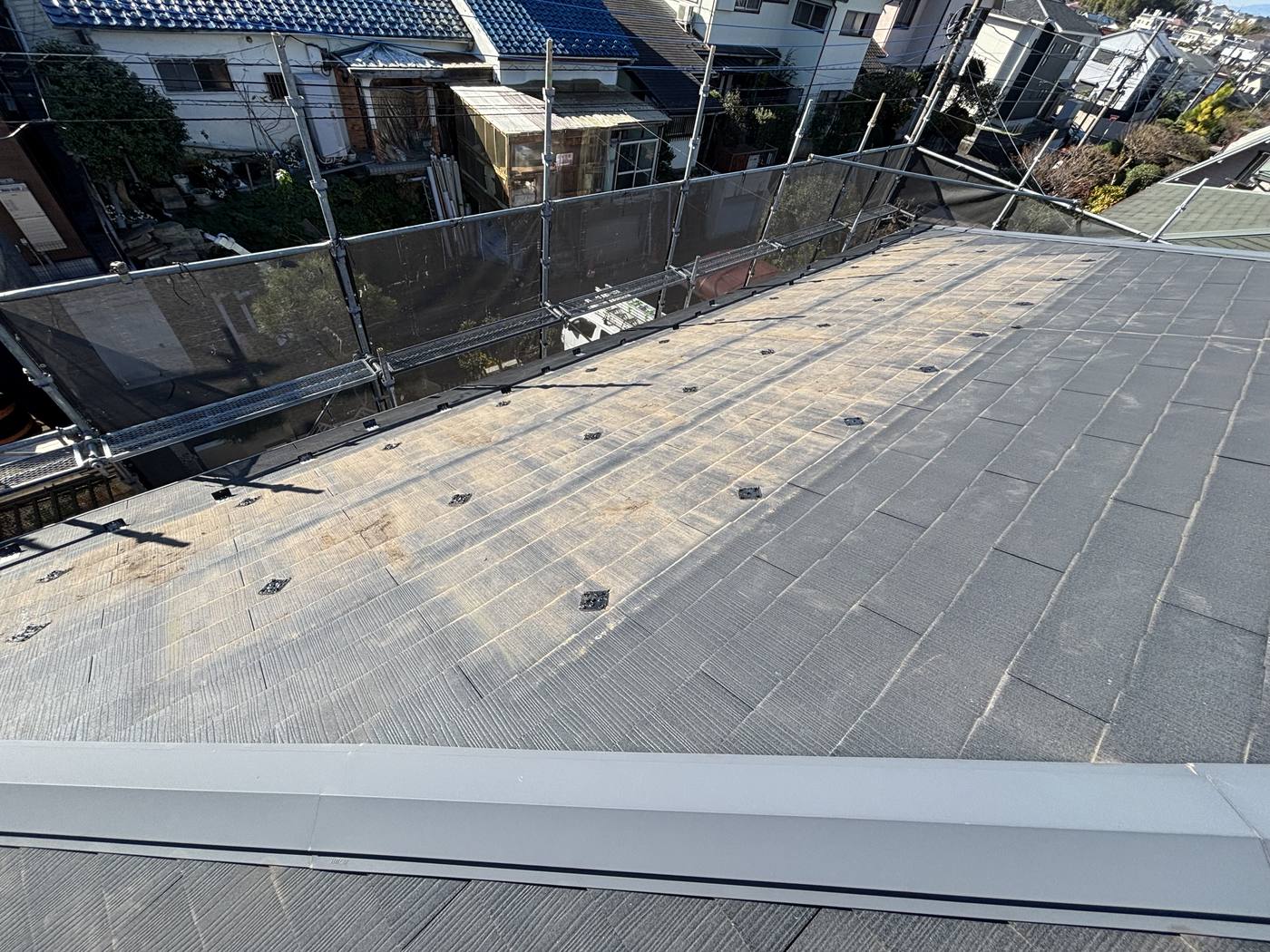 太陽光パネルと架台を撤去した後の既存スレート屋根