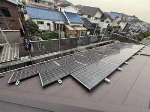 新しい金属屋根に太陽光パネル15枚を再設置した状態