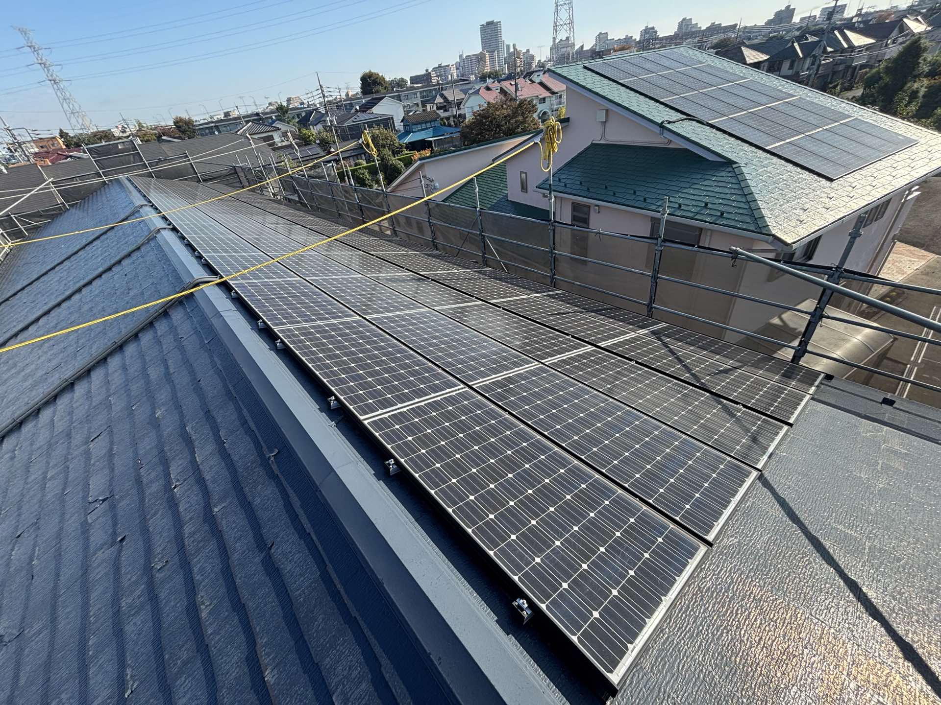 太陽光パネル75枚が設置された住宅の屋根（東京都国分寺市）