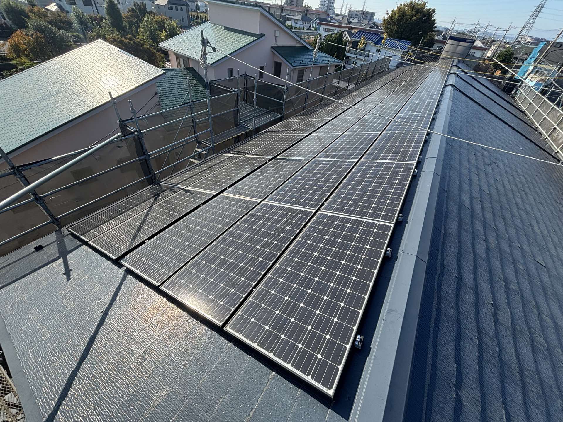 屋根の棟に沿って並ぶ太陽光パネルと架台