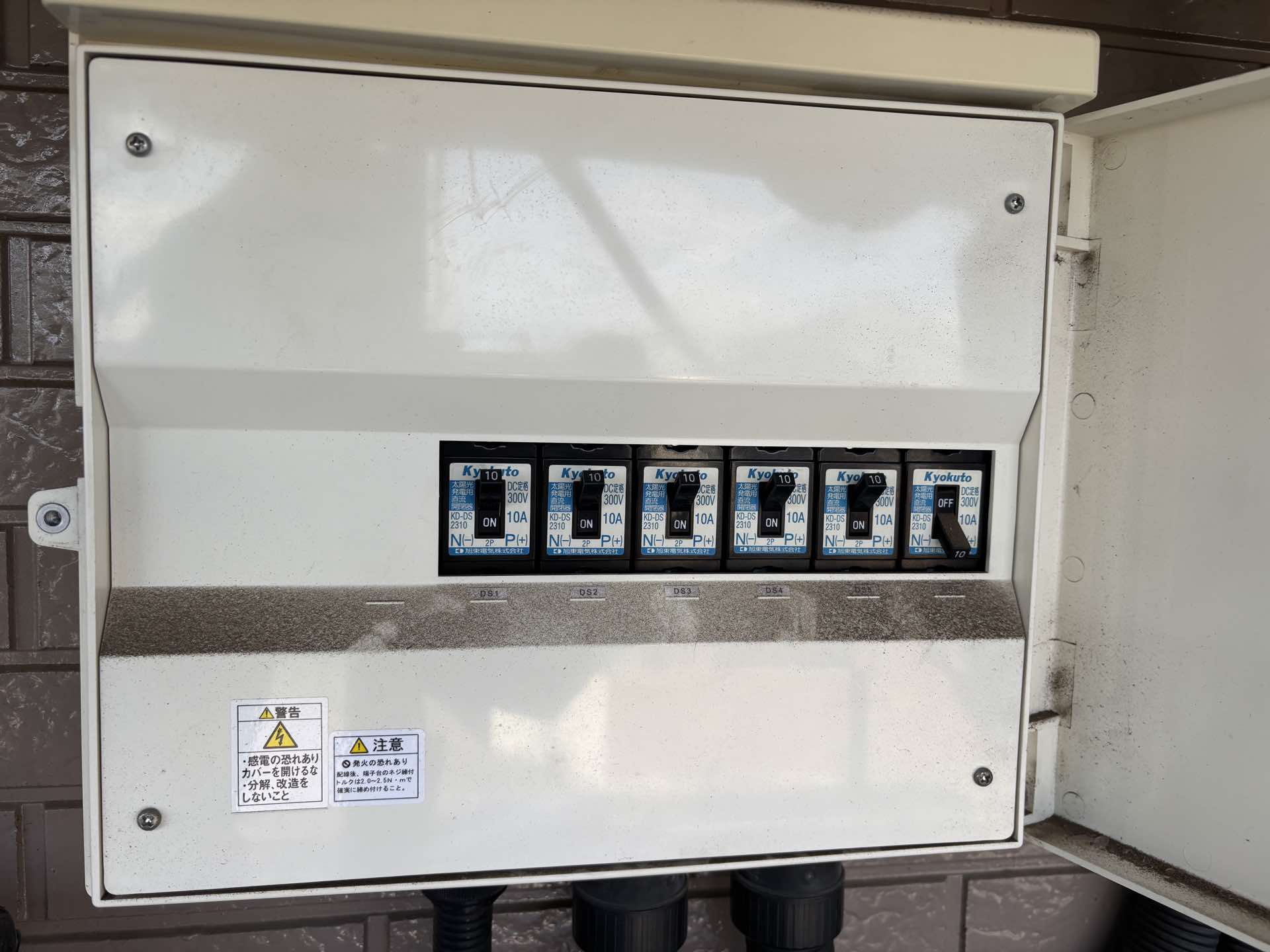 太陽光発電の接続箱と系統ごとのブレーカー