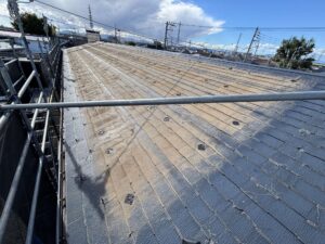 太陽光パネルを取り外した後の屋根と架台の跡