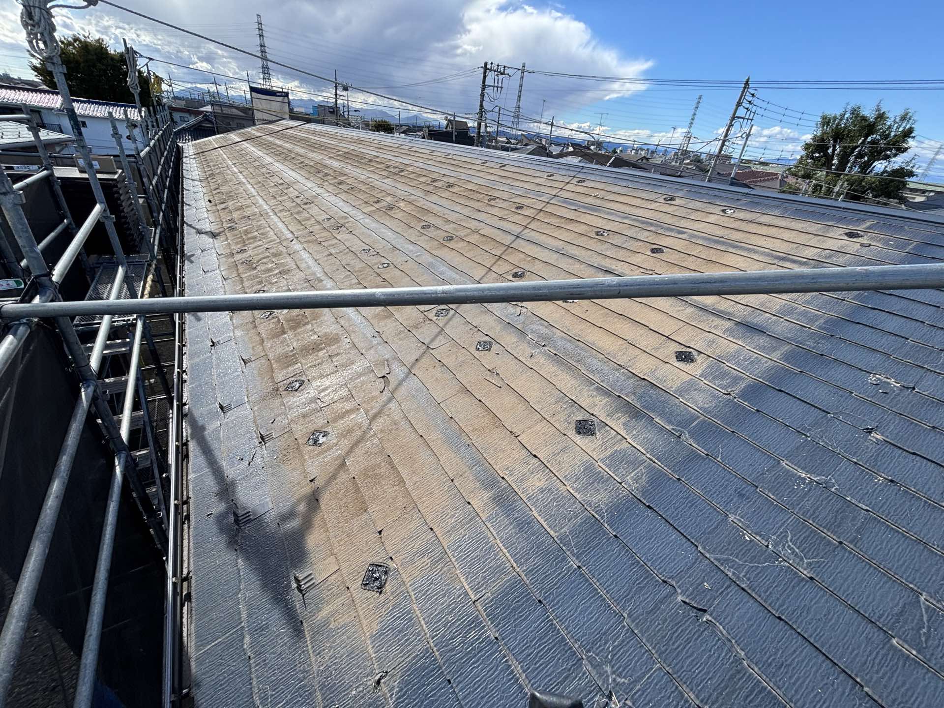 太陽光パネルを取り外した後の屋根と架台の跡