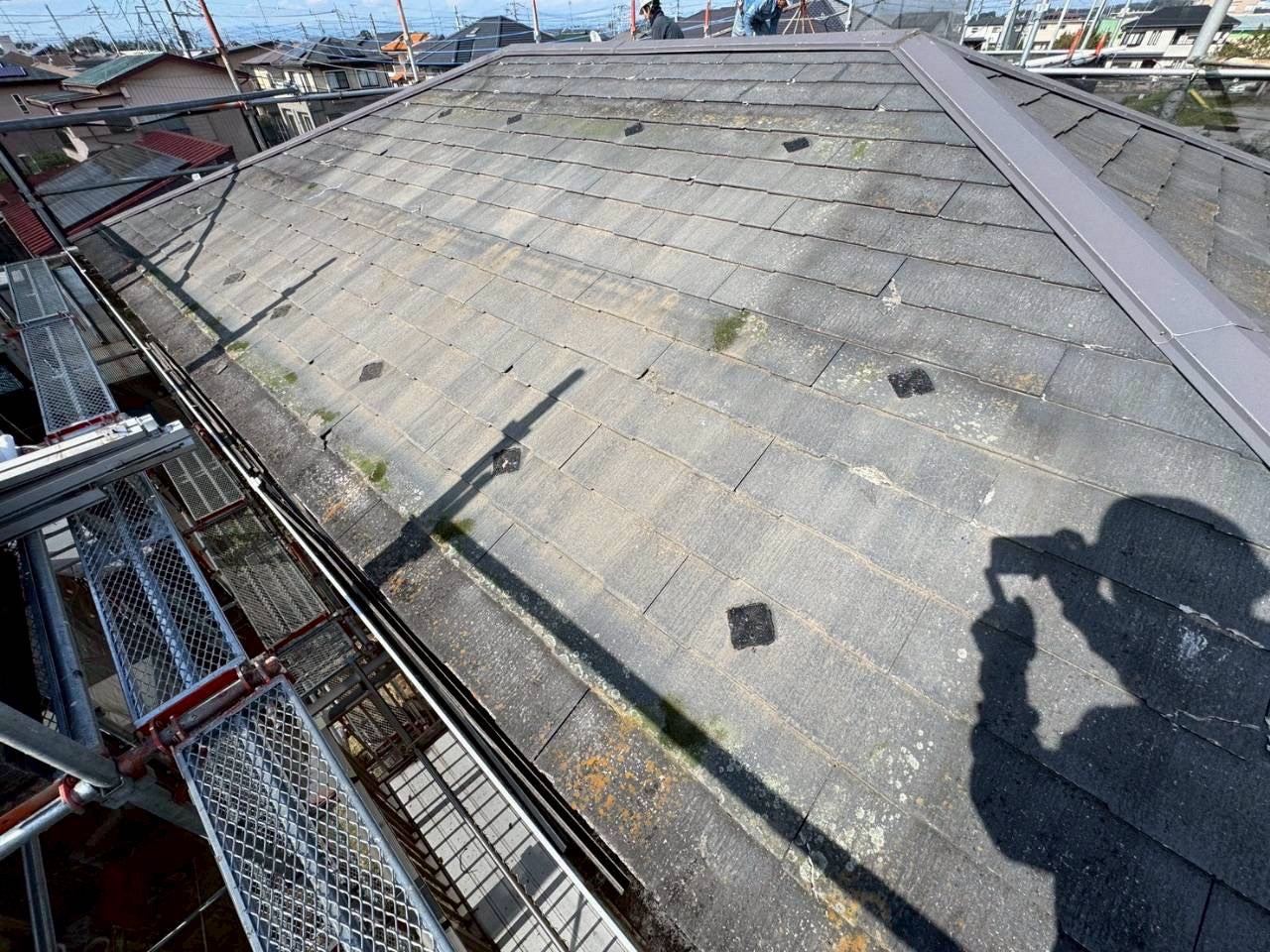 太陽光パネルを取り外した後のスレート屋根に残る架台の跡