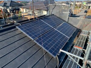 新しい金属屋根の上に再設置された太陽光パネル（栃木県真岡市）