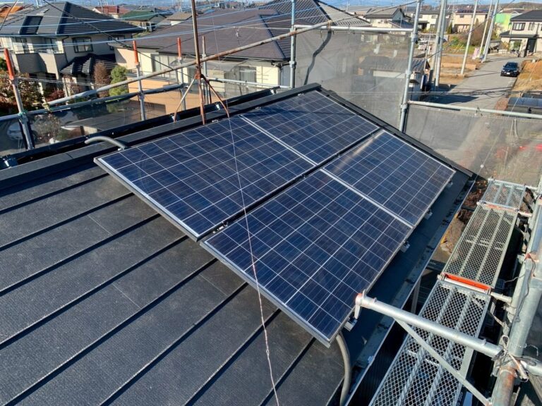 新しい金属屋根の上に再設置された太陽光パネル（栃木県真岡市）