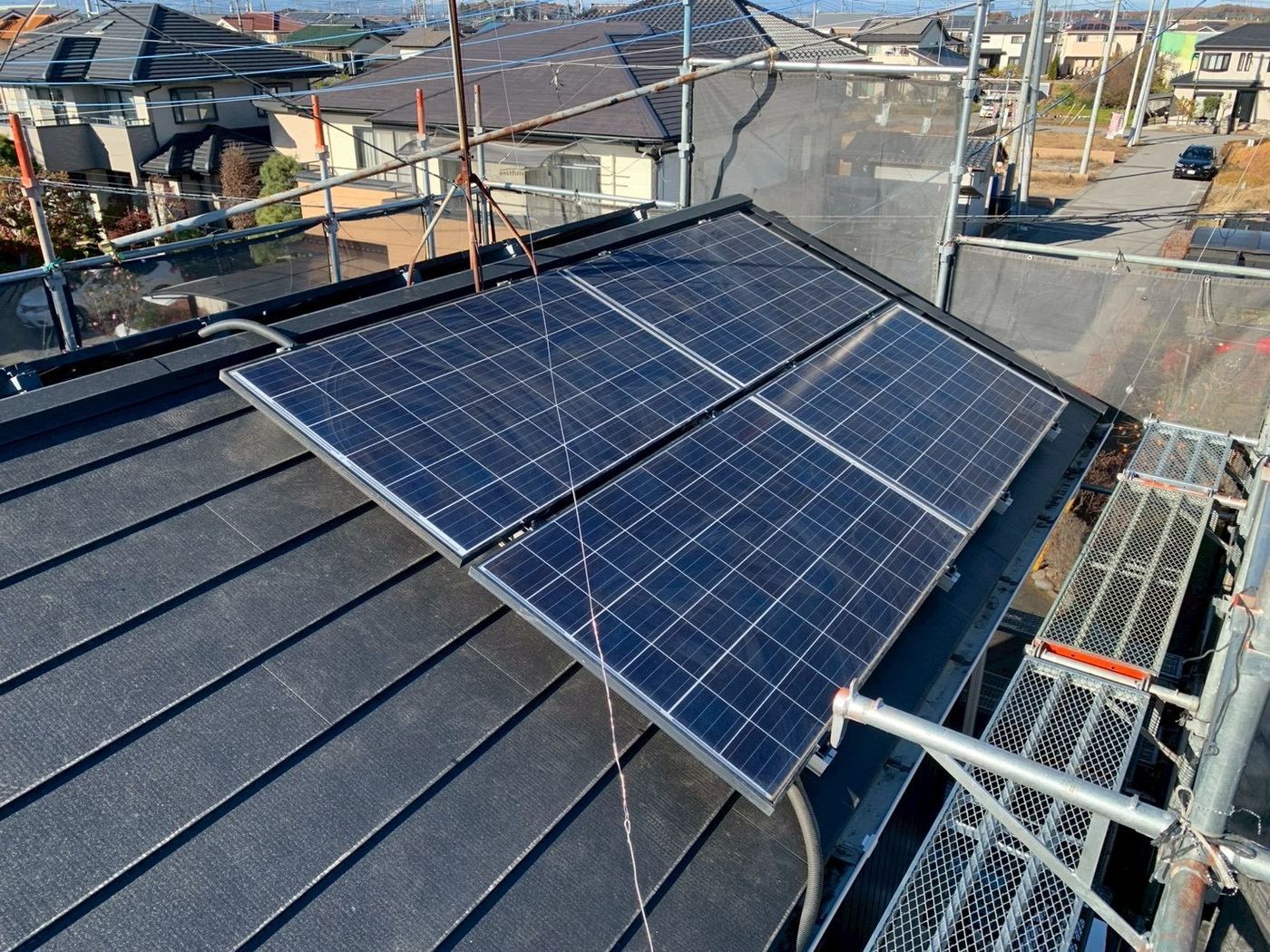 新しい金属屋根の上に再設置された太陽光パネル（栃木県真岡市）