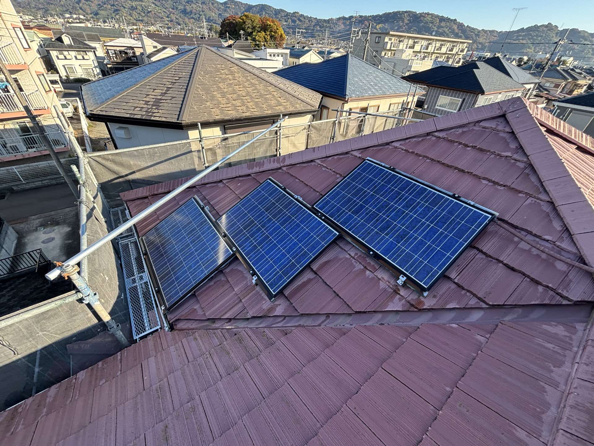 屋根の一面に設置された太陽光パネルと架台