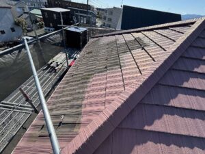 パネルの下だけ色が残った屋根と、取り外して積み上げた太陽光パネル